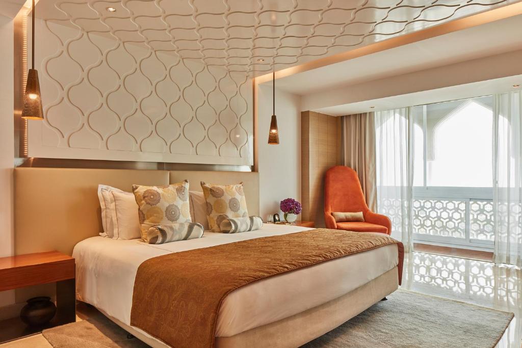 Трехместный (Deluxe Room City View King Bed) отеля The Taj Mahal Tower Mumbai, Мумбай