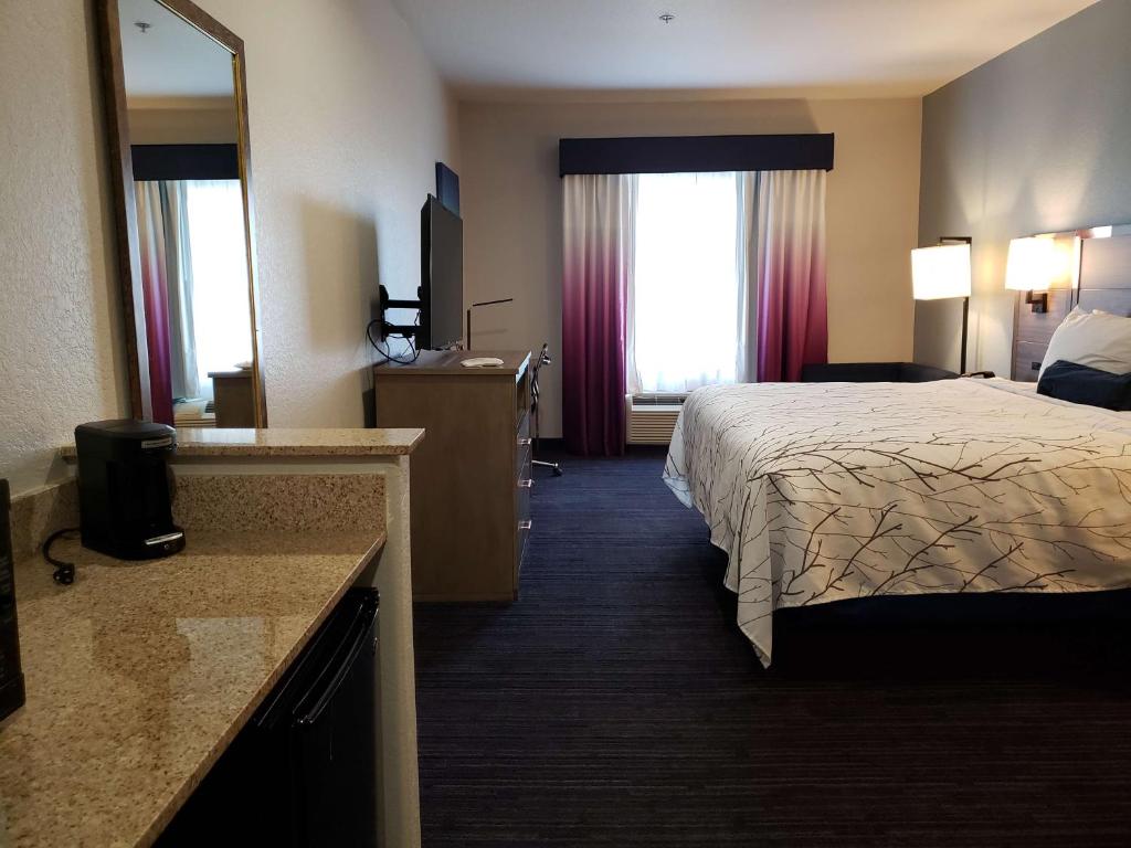 Двухместный (Номер с кроватью размера «king-size» и ванной — Подходит для гостей с ограниченными физическими возможностями/Для некурящих) отеля Best Western Plus San Antonio East Inn & Suites, Сан-Антонио