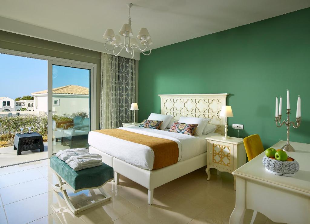 Семейный (Семейный люкс «Гранд» с 2 спальнями и видом на сад) отеля Anemos Luxury Grand Resort, Георгиуполис