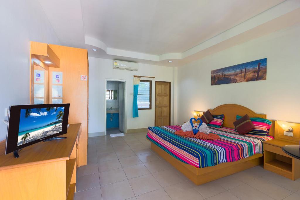 Двухместный (Улучшенный номер с кроватью размера «king-size») отеля Grand View, Пхукет