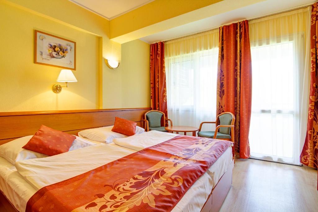 Двухместный (Двухместный номер с 1 кроватью или 2 отдельными кроватями и балконом) отеля Hotel Panoráma, Балатонгьорок