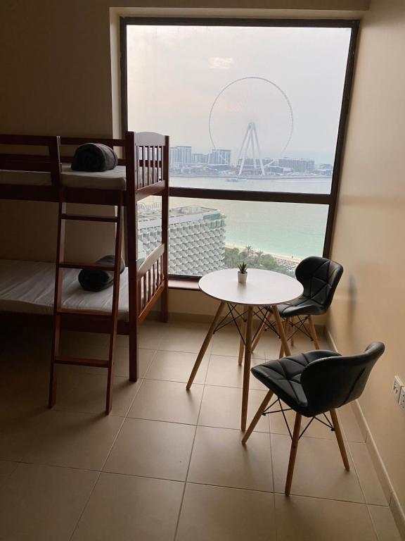 Номер (Односпальная кровать в общем номере с 6 кроватями) хостела Bombay Backpackers DXB, Дубай