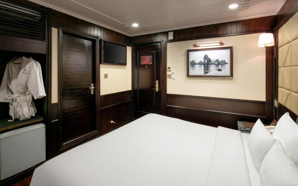 Двухместный (Двухместный номер Делюкс с 1 кроватью или 2 отдельными кроватями, вид на океан - 2 дня, 1 ночь) отеля Pelican Halong Cruise, Халонг