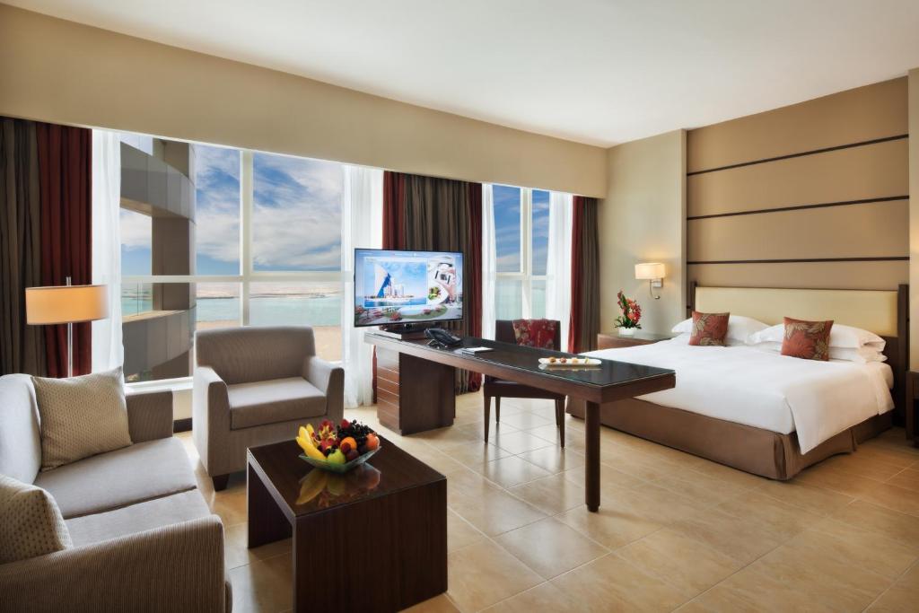 Двухместный (Номер «Премиум» с кроватью размера «king-size») курортного отеля Khalidiya Palace Rayhaan by Rotana, Abu Dhabi, Абу-Даби