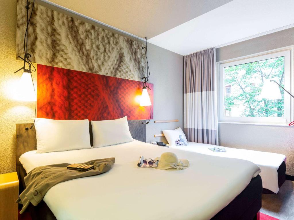 Двухместный (Улучшенный двухместный номер с 1 кроватью и диваном) отеля ibis Hotel Hamburg St. Pauli Messe, Гамбург