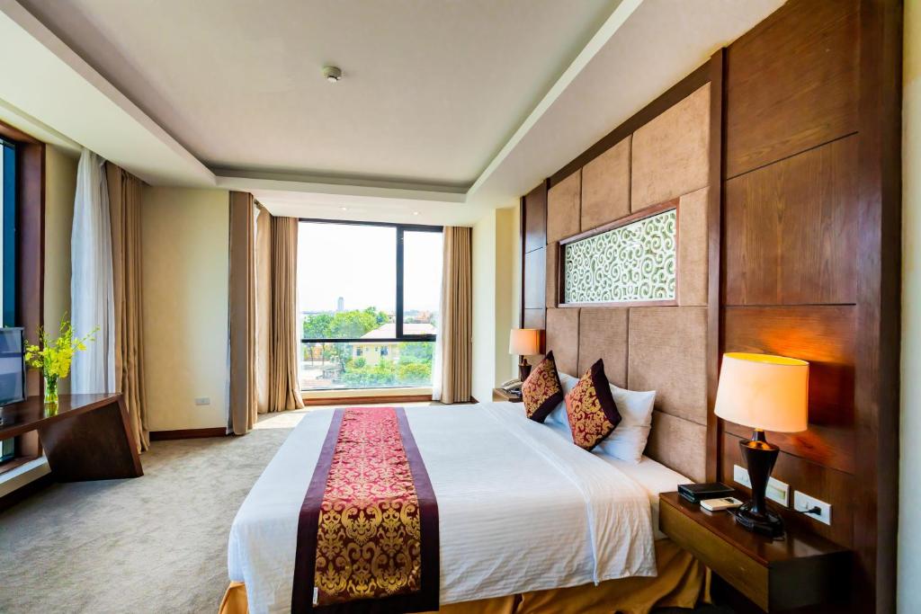 Сьюит (Люкс «Гранд») отеля Muong Thanh Holiday Quang Binh Hotel, Донгхой