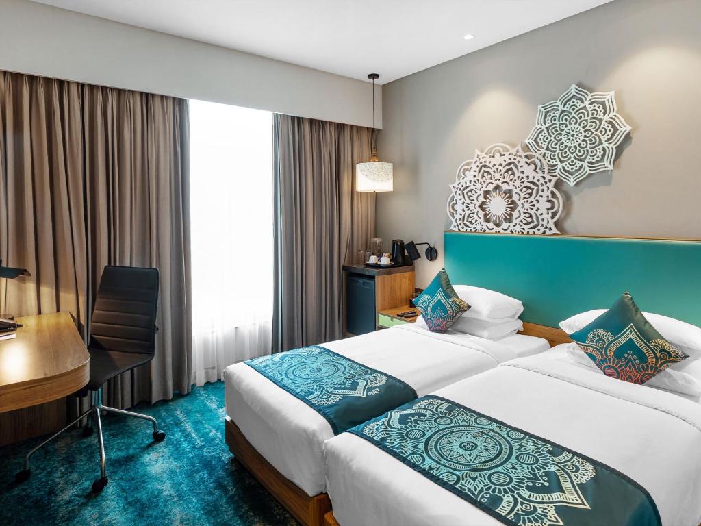 Двухместный (Superior Twin Room  with 24 Hour Check In-Check Out) отеля Grand Mercure Gandhinagar GIFT City - An Accor Hotels Brand, Гандинагар