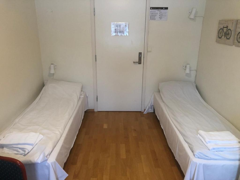 Двухместный (Двухместный номер с 2 отдельными кроватями и общей ванной комнатой) хостела Gjøvik Hovdetun Hostel, Йёвик