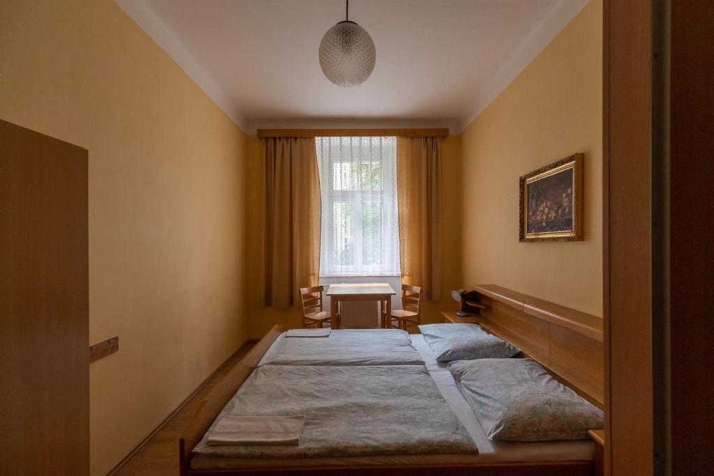 Двухместный (Двухместный номер с 1 кроватью и собственным душем.) хостела Dakura, Прага