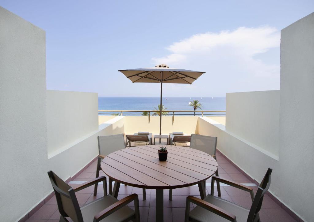 Сьюит (Двухуровневый люкс с видом на море) курортного отеля Amathus Beach Hotel Rhodes, Иксиа
