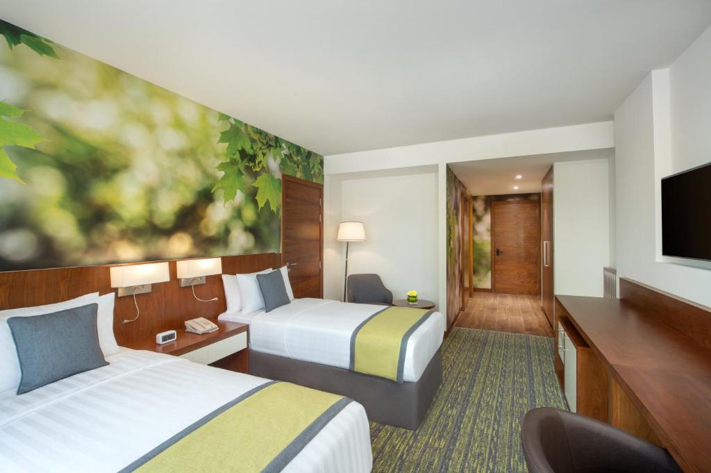 Двухместный (Улучшенный двухместный номер с 2 отдельными кроватями — Подходит для гостей с ограниченными физическими возможностями, для некурящих) отеля Wyndham Garden Muscat Al Khuwair, Маскат