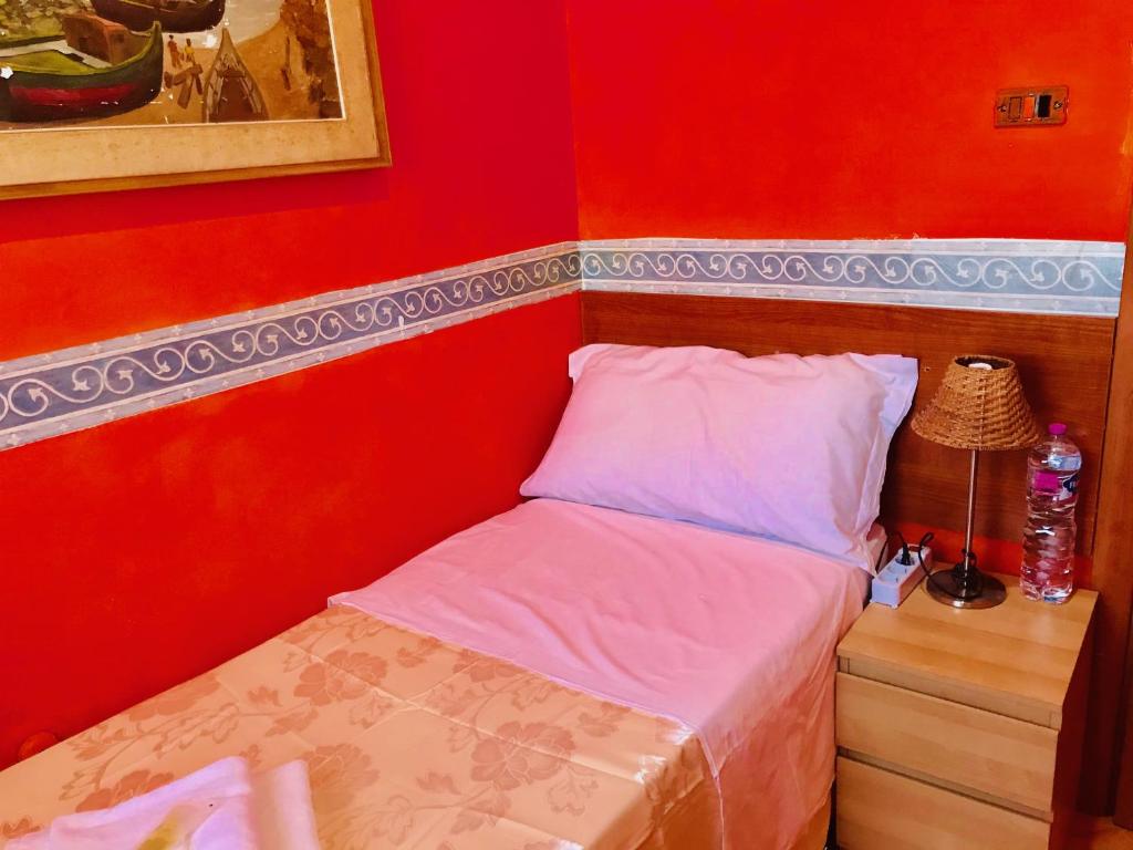 Одноместный (Стандартный одноместный номер с общей ванной комнатой), when in Rome Accommodation Guest House