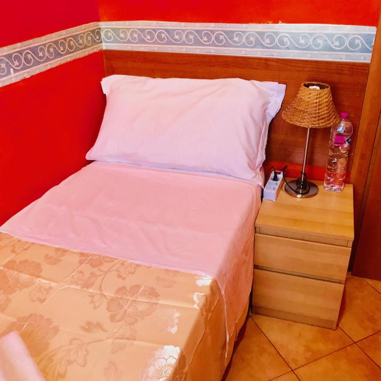 Одноместный (Стандартный одноместный номер с общей ванной комнатой), when in Rome Accommodation Guest House