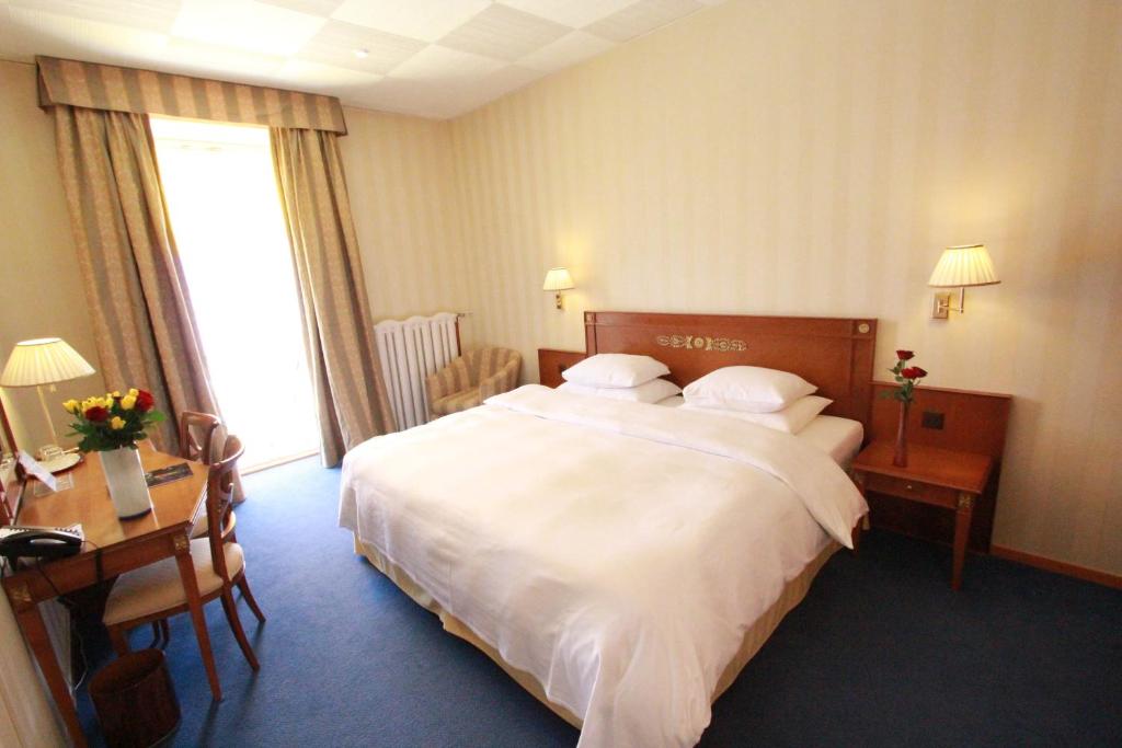 Двухместный (Стандартный двухместный номер с 1 кроватью или 2 отдельными кроватями, вид на озеро) отеля Golf Hotel René Capt, Монтрё
