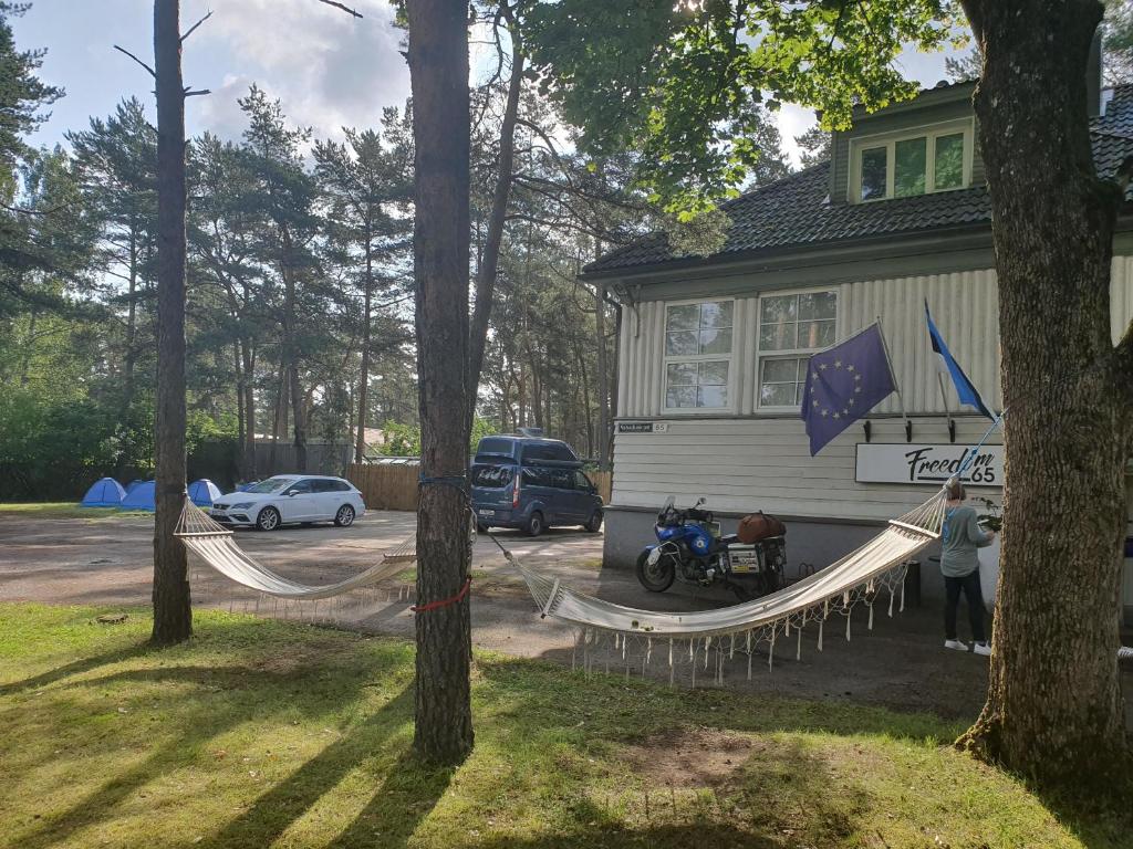 Двухместный (Двухместный номер с 1 кроватью и общим туалетом), Freedom65 Hostel and Caravan