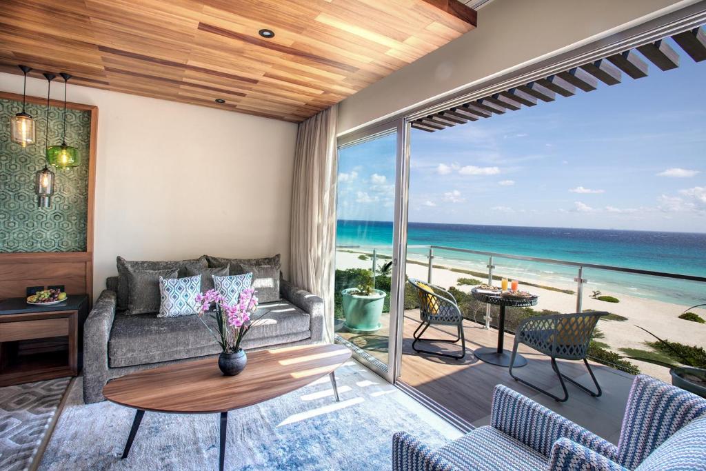 Двухместный (Люкс с кроватью размера «king-size», балконом и видом на океан) курортного отеля Sandos Palm Bay Playacar, Плая-дель-Кармен