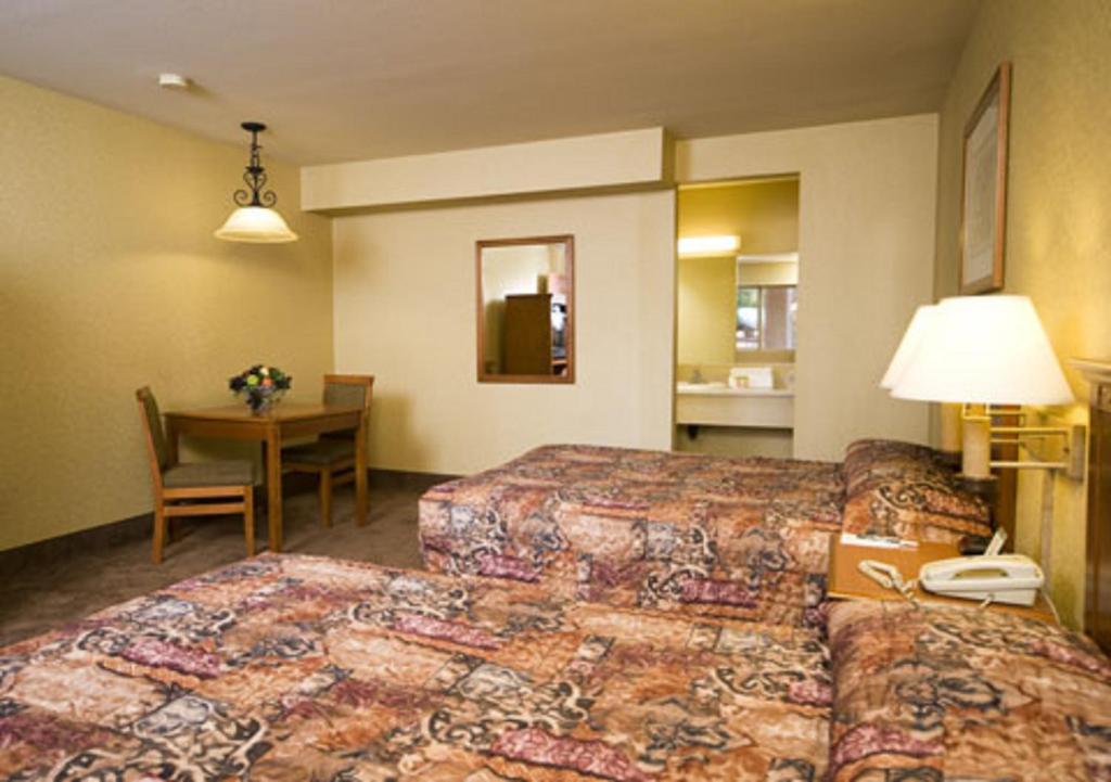 Сьюит (Суперлюкс с 2-мя двуспальными кроватями) отеля Arizona Charlie's Boulder, Лас-Вегас