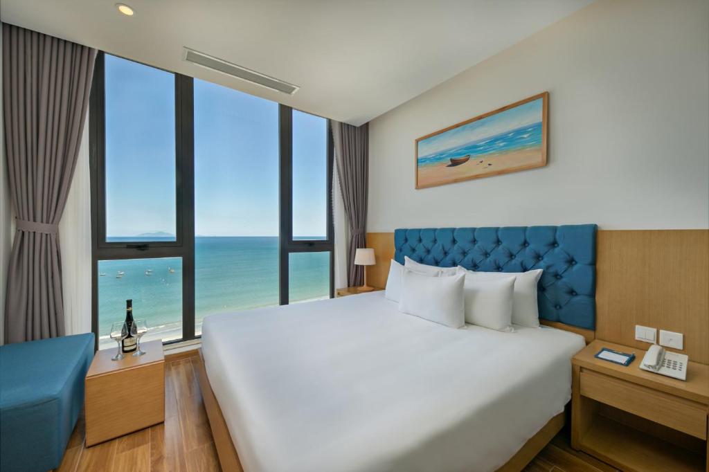 Сьюит (Люкс с кроватью размера «king-size» и видом на океан) отеля Seashore Hotel & Apartment, Дананг