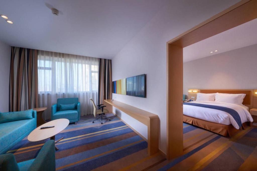 Сьюит (Люкс с кроватью размера «king-size» - Для некурящих) отеля Holiday Inn Express Shanghai Zhenping, Шанхай
