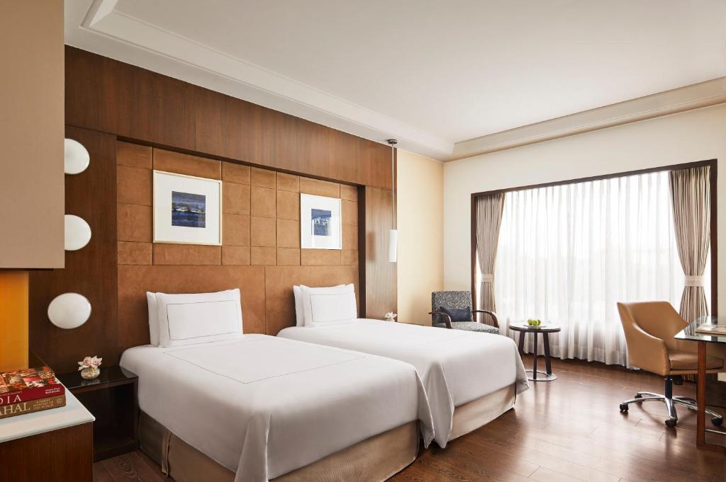 Двухместный (Superior Room Pool View Twin Bed (3 Hrs early check in/late check out upon availability and 10% Disc. on Food and Soft beverages, valid for stays till 31st Oct'20)) отеля Radisson Blu Agra Taj East Gate, Агра