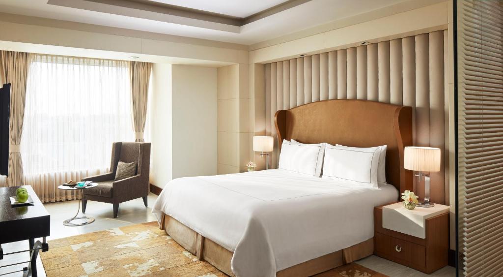 Сьюит (Deluxe Suite (3 Hrs early check in/late check out upon availabilityand 10% Disc. on Food and Soft beverages, valid for stays till 31st Oct'20)) отеля Radisson Blu Agra Taj East Gate, Агра