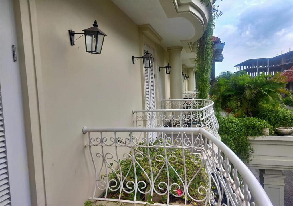 Двухместный (Двухместный номер Делюкс с 1 кроватью и балконом) отеля Amalfi Hotel Seminyak, Семиньяк