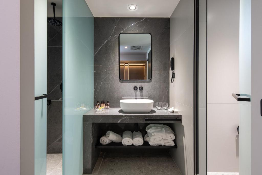 Двухместный (Улучшенный двухместный номер с 1 кроватью или 2 отдельными кроватями, вид на море (для 2 взрослых и 1 ребенка)) отеля Portes Lithos Luxury Resort, Неа-Потидея