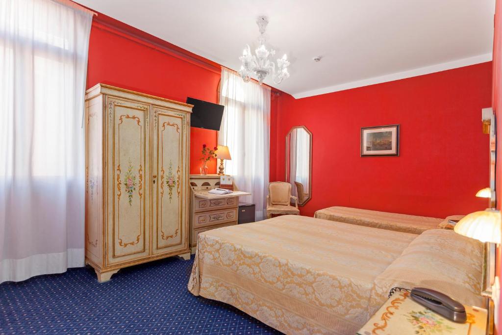 Трехместный (Трехместный номер) отеля Hotel Malibran, Венеция