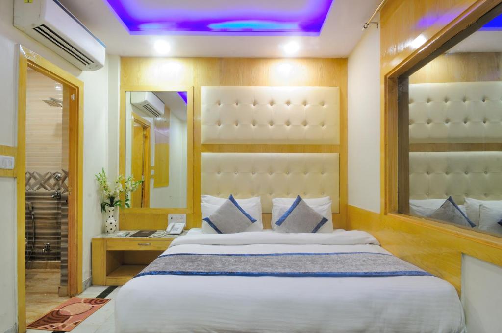 Двухместный (Двухместный номер Супер Делюкс с 1 кроватью) отеля ADB Rooms Hotel Karlo Kastle, Нью-Дели