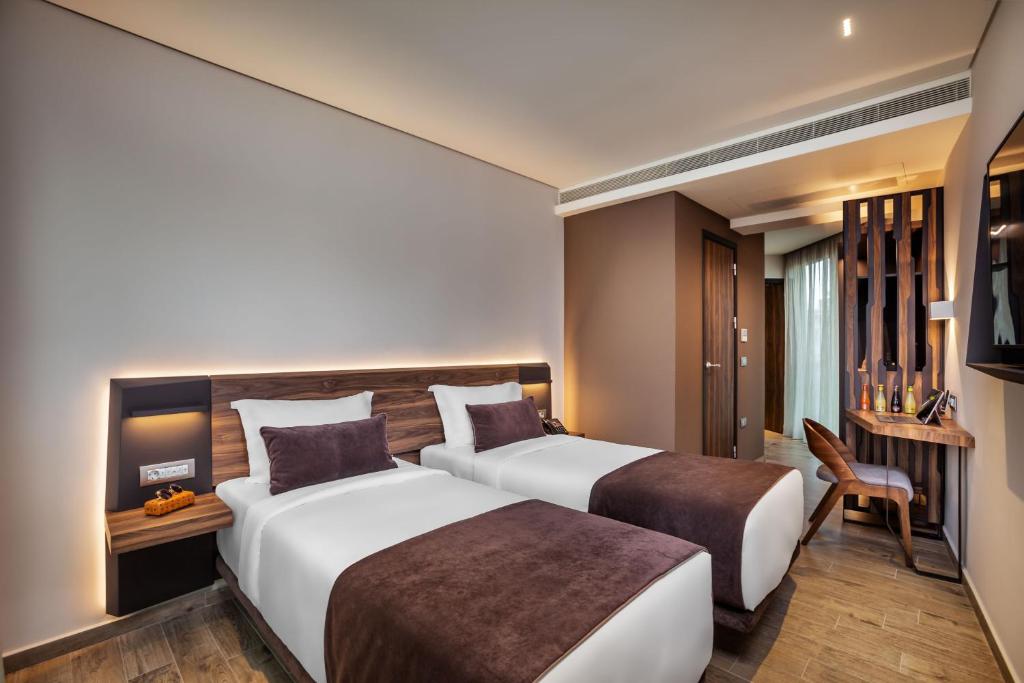Сьюит (Семейный смежный люкс с односпальной кроватью и 2 отдельными кроватями, вид на город) отеля ad Imperial Plus Hotel Thessaloniki, Салоники