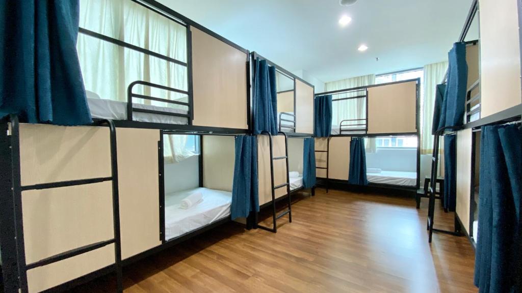 Номер (Bed in 10-Bed Mixed Dormitory Room (Netflix + 100Mbps)), Summer Suites KLCC Apartments