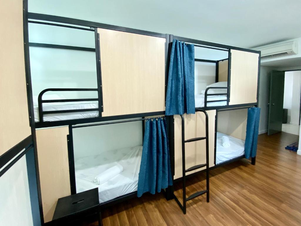 Номер (Bed in 10-Bed Mixed Dormitory Room (Netflix + 100Mbps)), Summer Suites KLCC Apartments