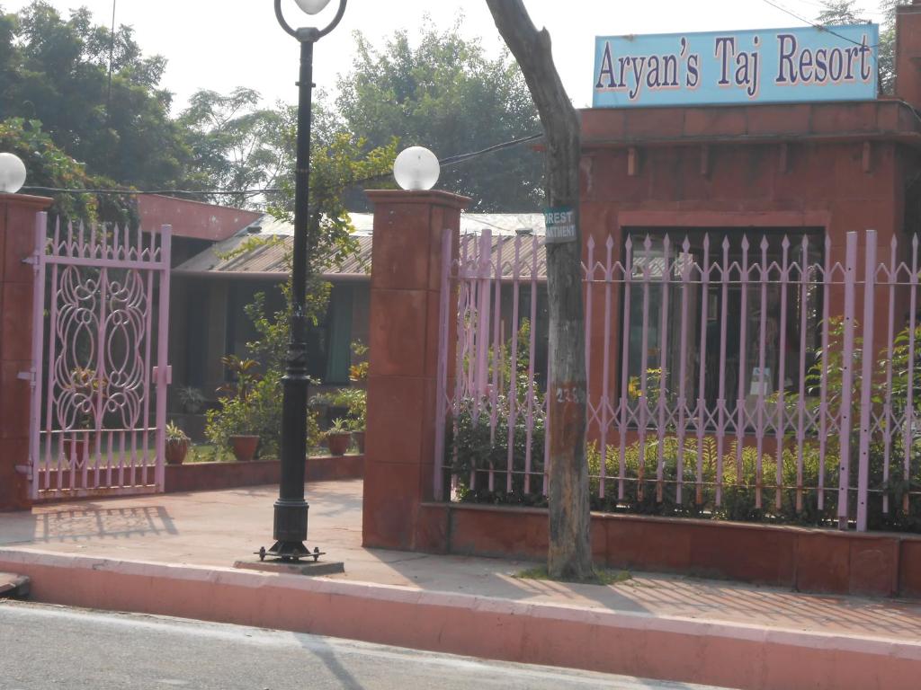 Отель Aryans Taj Resorts, Агра