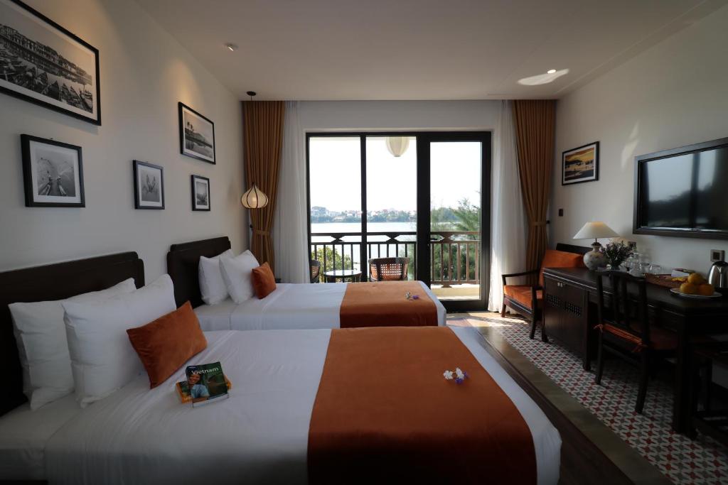 Двухместный (Двухместный номер Делюкс с 2 отдельными кроватями, балконом и видом на реку) виллы Roxana River Villa, Хойан