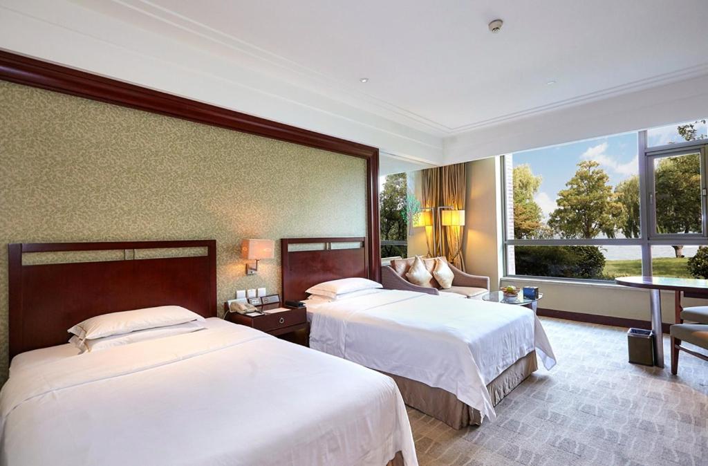 Двухместный (Двухместный номер с 2 отдельными кроватями и видом на озеро) отеля Tongli Lake View Hotel, Сучжоу