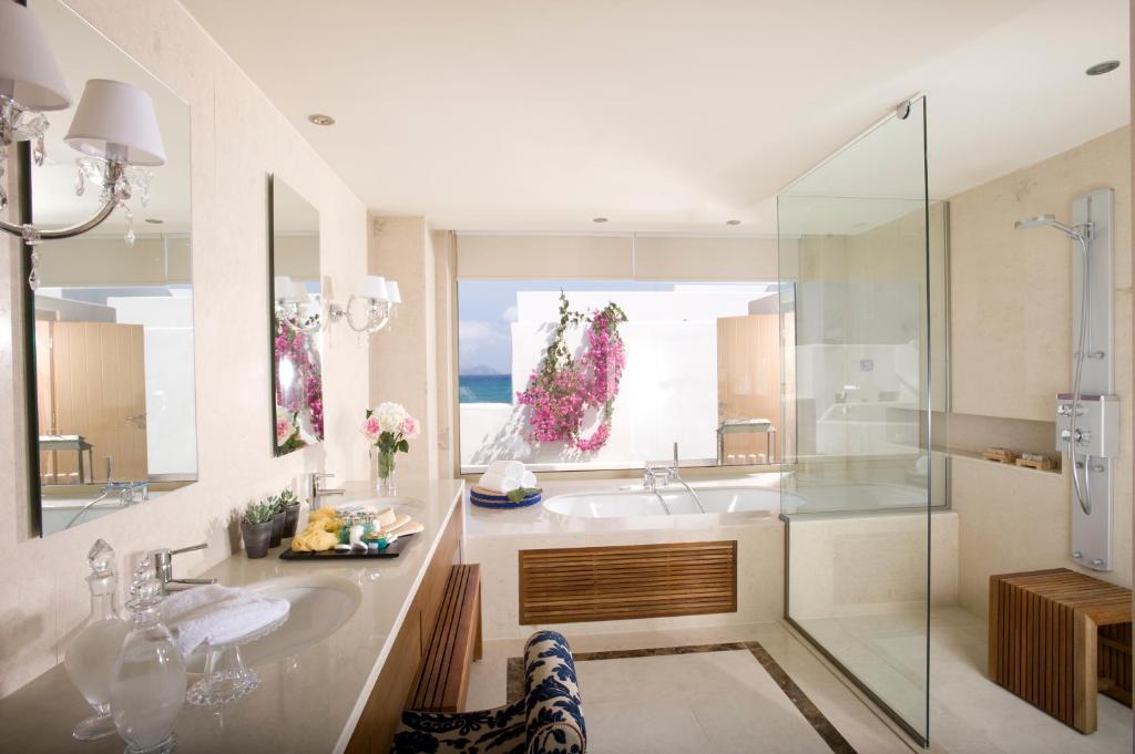 Сьюит (Люкс с видом на море и пляжной беседкой) отеля Knossos Beach Bungalows & Suites, Коккини-Хани