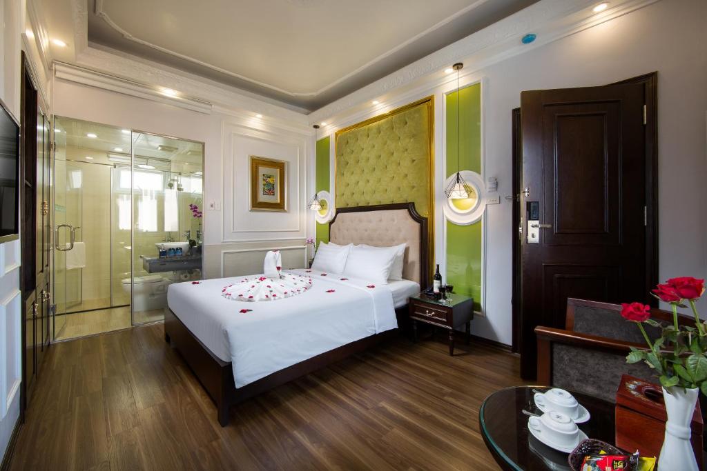 Двухместный (Улучшенный двухместный номер с 1 кроватью или 2 отдельными кроватями) отеля Hanoi Royal Palace Hotel 2, Ханой