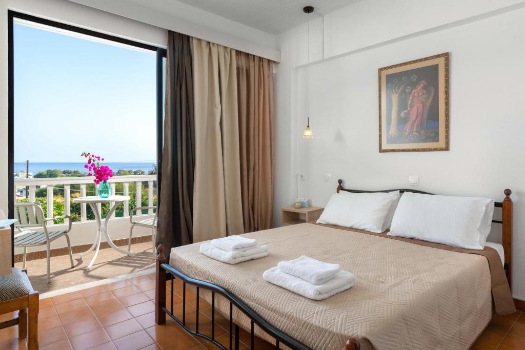 Двухместный (Номер с кроватью размера «queen-size», вид на море) отеля Panorama Hotel near the beach, Геннади