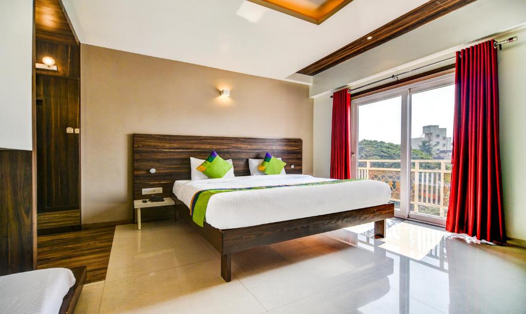 Отель OYO 12844 Sri Sai Suites, Колхапур