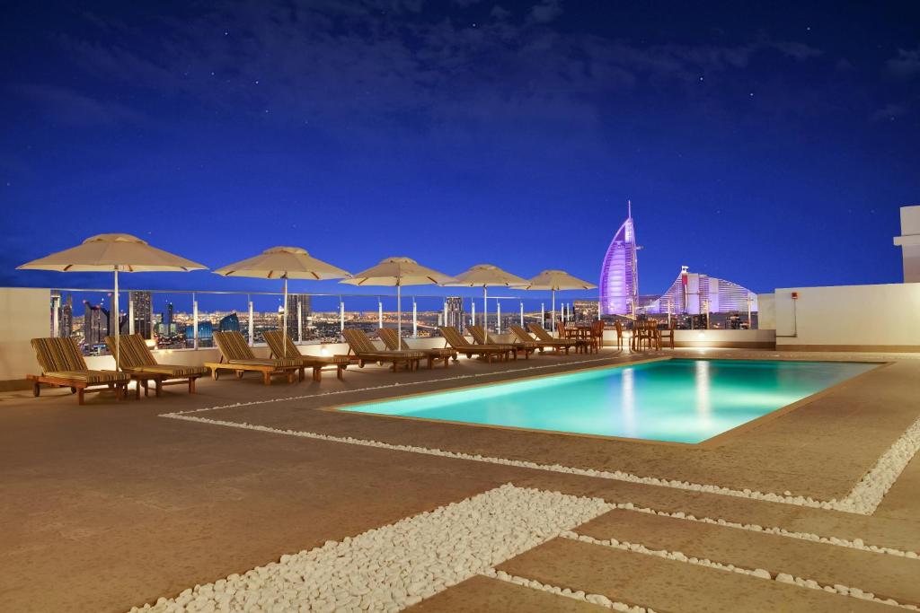 Двухместный (Предложение Staycation — Улучшенный номер с бесплатным трансфером до пляжа, скидкой 25% на еду, напитки и услуги прачечной, ранней регистрацией з) отеля Lemon Tree Hotel, Jumeirah Dubai, Дубай