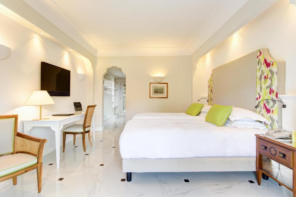 Двухместный (Двухместный номер Делюкс с 1 кроватью или 2 отдельными кроватями, вид на город) отеля Grand Hotel Royal, Сорренто