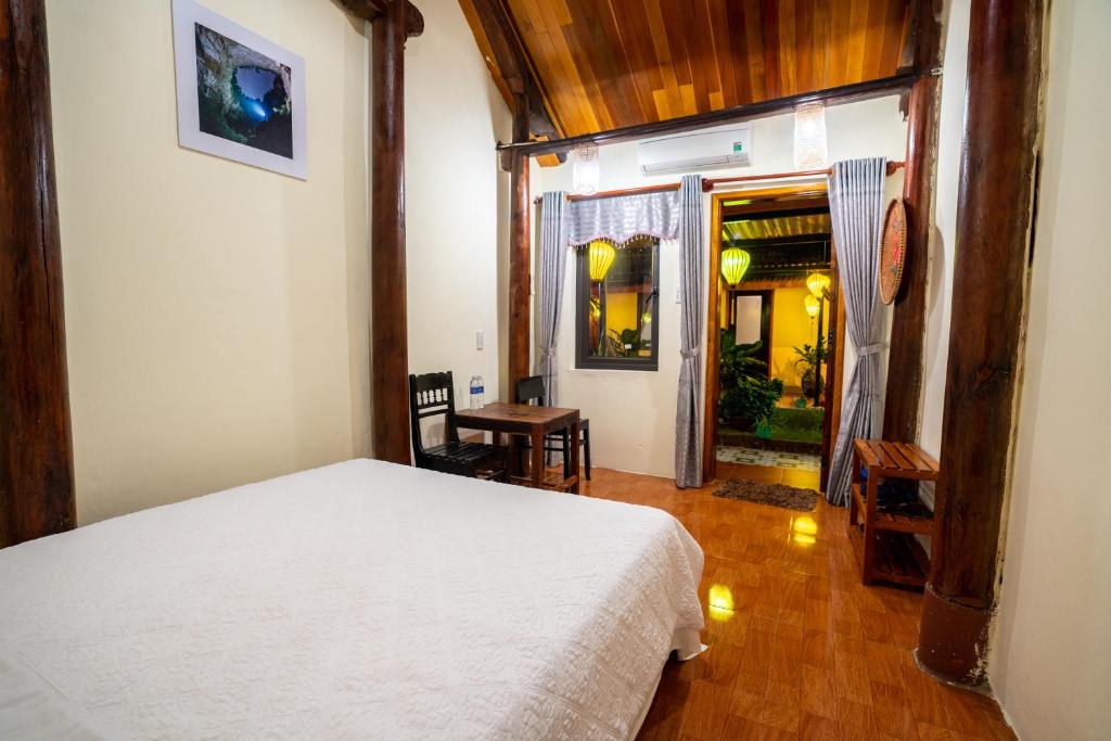 Двухместный (Двухместный номер Делюкс с 1 кроватью) отеля Phong Nha Coco House, Донгхой