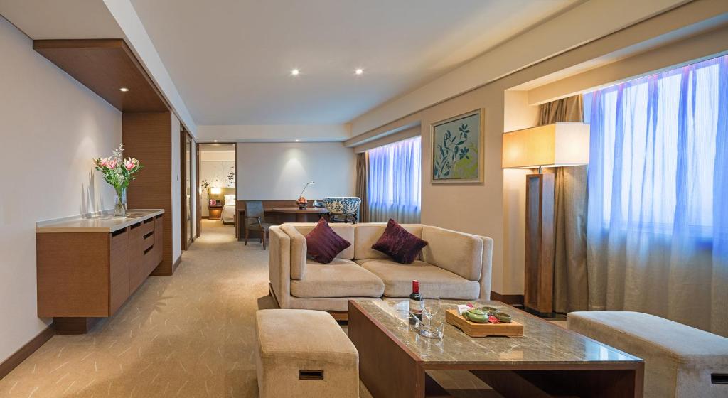 Сьюит (1 King 1 Bedroom Suite Living lounge Access) отеля Crowne Plaza Guangzhou City Centre, Гуанчжоу