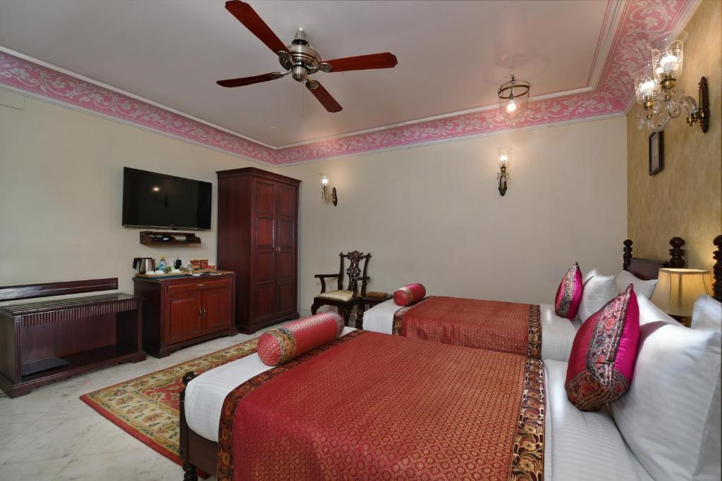 Двухместный (Двухместный номер Делюкс Nadidhara с 1 кроватью, в стоимость включена скидка 15% на блюда и напитки, а также бесплатное пополнение мини-бара) отеля BrijRama Palace- A Heritage Hotel, Варанаси