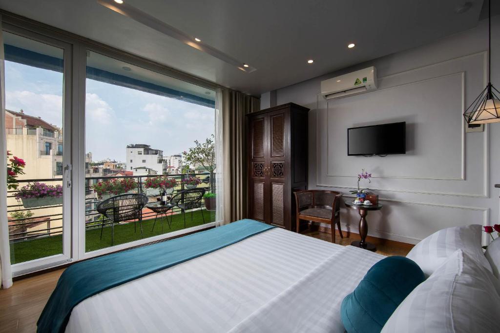 Сьюит (Premium Suite Large Balcony City View), Hanoi Royal Palace Hotel 2