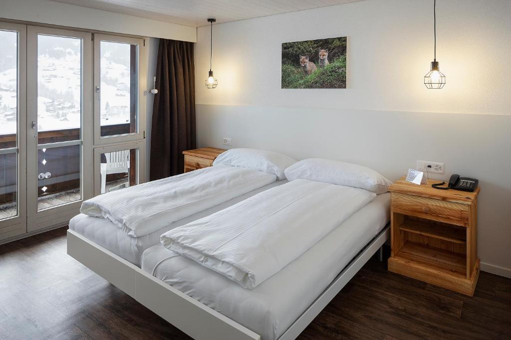 Двухместный (Двухместный номер с 1 кроватью или 2 отдельными кроватями и балконом с видом на горы) отеля Jungfrau Lodge, Swiss Mountain Hotel, Гриндельвальд