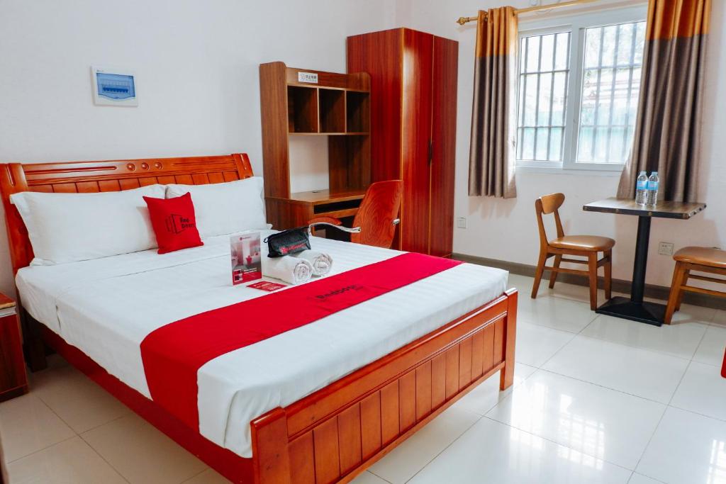 Двухместный (Двухместный номер с 1 кроватью) отеля RedDoorz Plus near Camella La Brisa Lapulapu, Себу