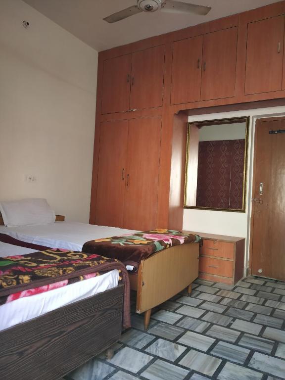 Двухместный (Двухместный номер с 1 кроватью или 2 отдельными кроватями, общая ванная комната) отеля Hotel Vacation, Джайпур