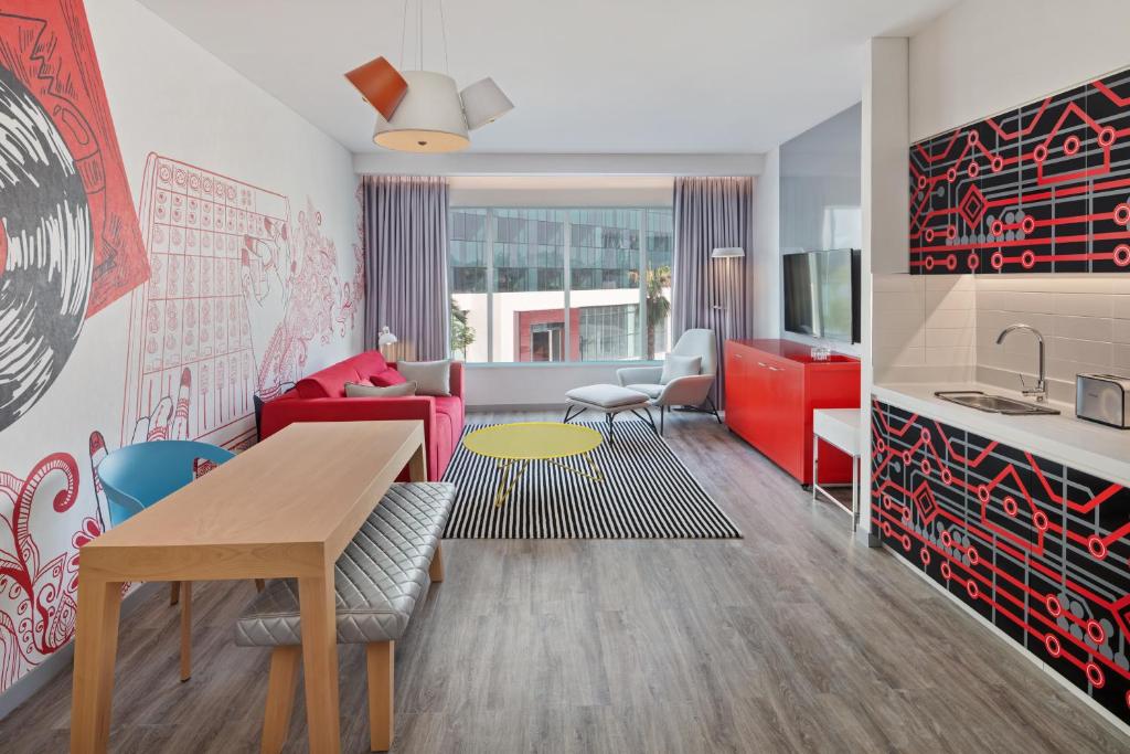 Апартаменты (Апартаменты с 1 спальней и террасой) отеля Radisson RED Dubai Silicon Oasis, Дубай