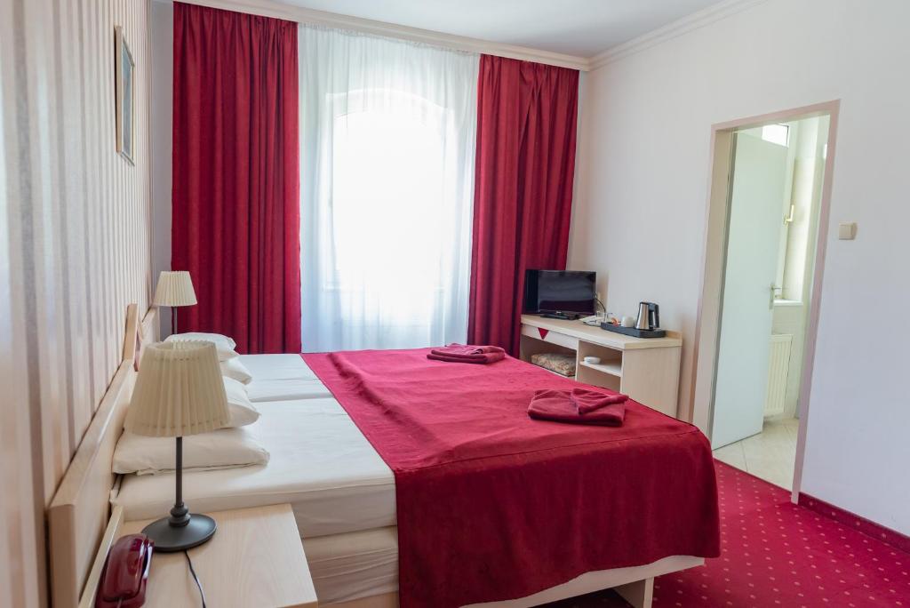 Двухместный (Двухместный номер с 1 кроватью или 2 отдельными кроватями) отеля Walzer Hotel & Restaurant, Будапешт